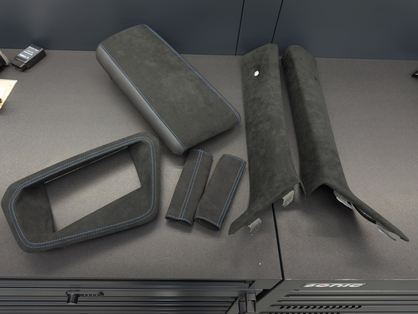 Bezug A-Säule + HeadUp-Display Rahmen + Gurtschlosscover in Alcantara