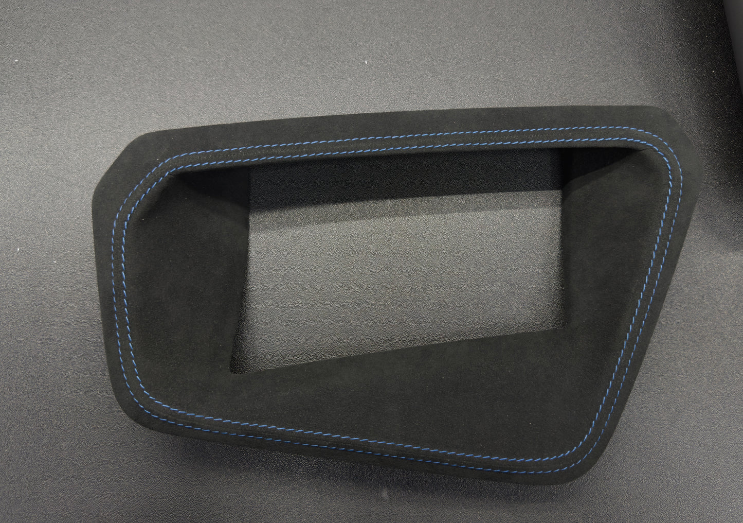 HeadUp-Display Rahmen in Alcantara und Montage bei uns vor Ort