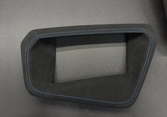 HeadUp-Display Rahmen in Alcantara und Montage bei uns vor Ort